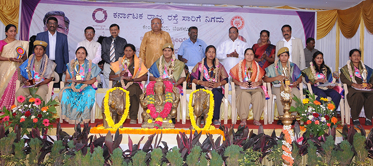 ಬೆಂಗಳೂರು: ಸೂಲಗಿತ್ತಿ ನರಸಮ್ಮಗೆ ಕೆಎಸ್ಸಾರ್ಟಿಸಿ ಜೀವಿತಾವಧಿ ಉಚಿತ ಬಸ್‌ಪಾಸ್ ವಿತರಣೆ